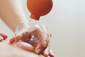 Comment faire un massage anti-cellulite avec des banques