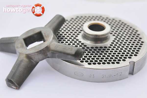 Broyer un couteau pour un hachoir à viande sur une machine