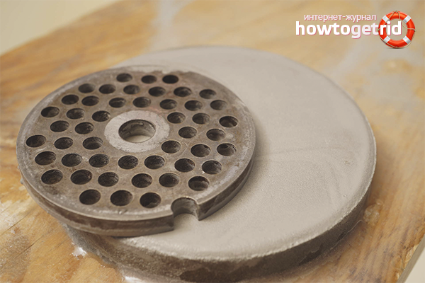 Affûtage d'un couteau hachoir à viande avec une meule