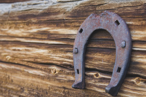 Comment accrocher un fer à cheval