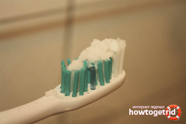 Soda et poudre à dents pour blanchir la semelle d'une chaussure