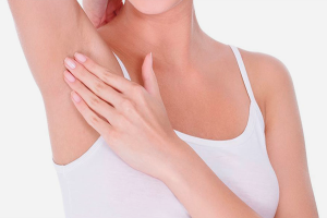 Comment blanchir la peau des aisselles foncées