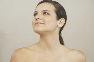 Comment enlever les plis sur le cou