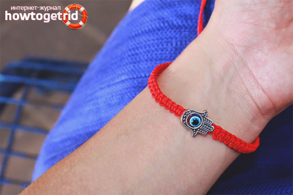 Fil rouge au poignet de la main gauche